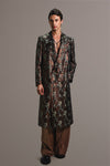 Manteau long en jacquard motif floral aux nuances profondes de vert, cuivre et noir