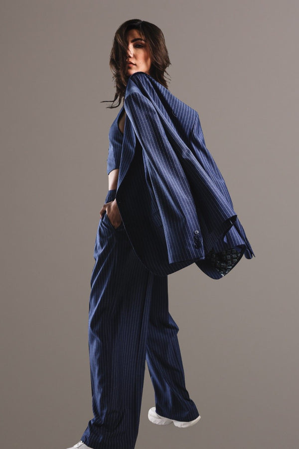 Ensemble bleu profond à fines rayures