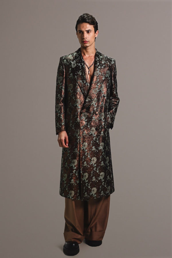 Manteau long en jacquard motif floral aux nuances profondes de vert, cuivre et noir