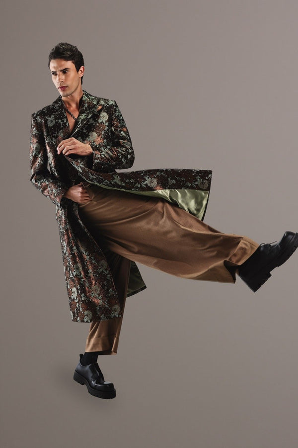 Manteau long en jacquard motif floral aux nuances profondes de vert, cuivre et noir