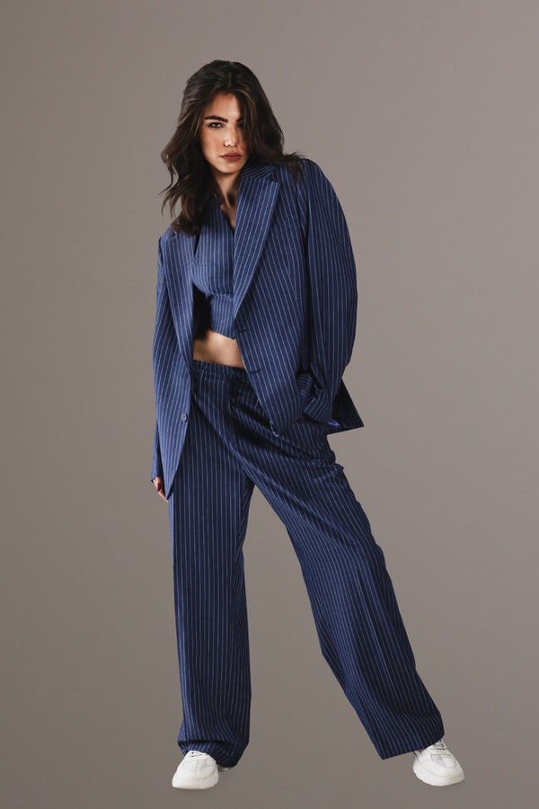 Ensemble bleu profond à fines rayures